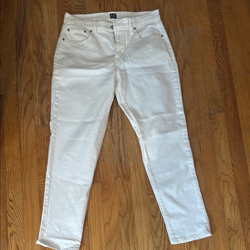 Gap Girlfriend white capri jean size 6